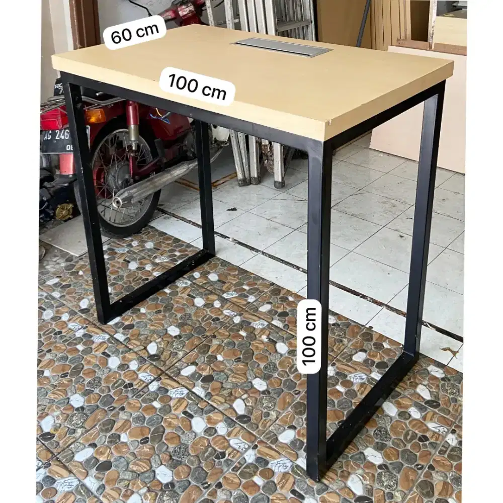 Meja Sudut Kaki Besi Meja Display Barang Meja Kantor Bekas