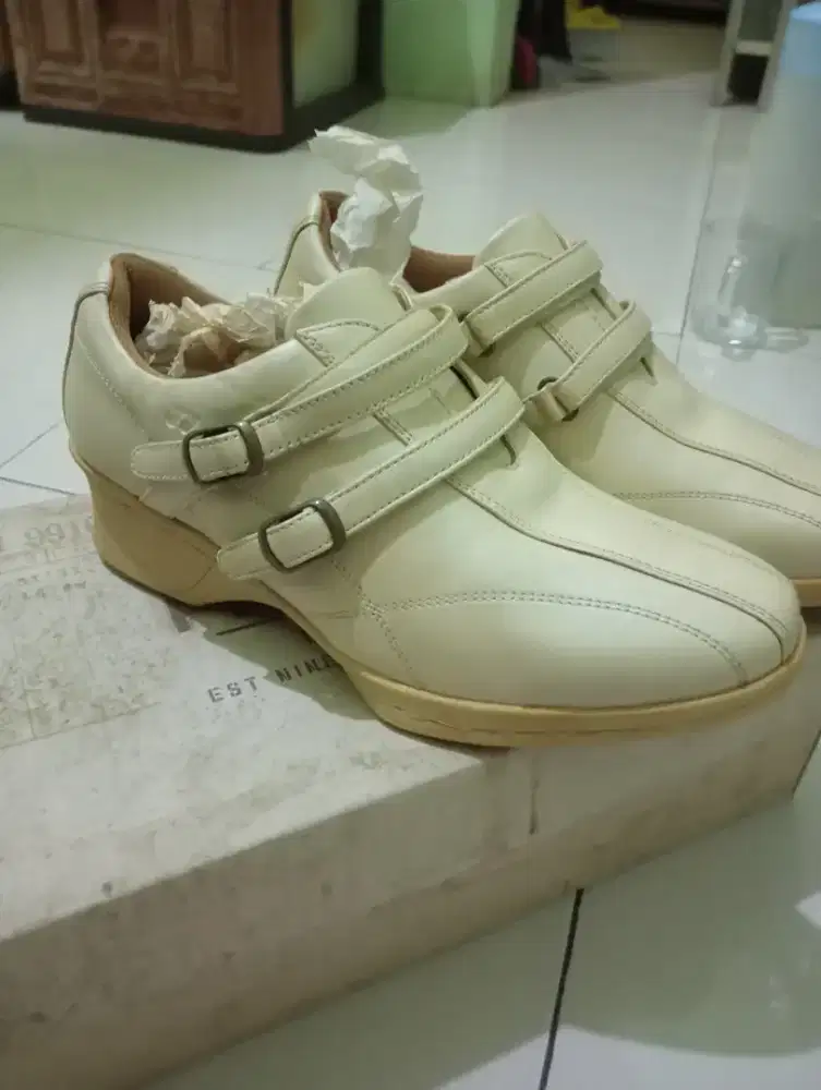 sepatu fashion Yonex kulit asli wanita