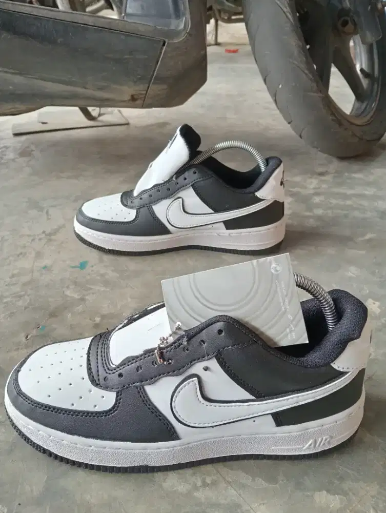 Sepatu Sneaker Pria dan Wanita