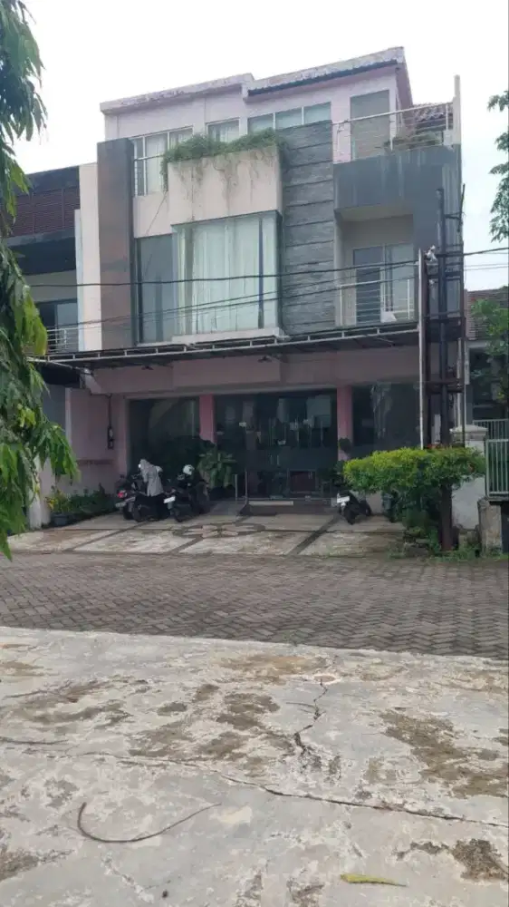 Dijual Rumah Usaha Klinik Kecantikan include furnishednya 3 lantai