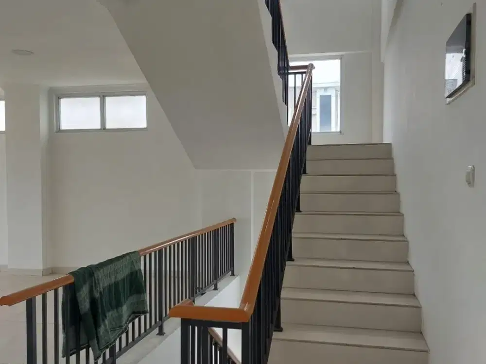 Di sewakan ruko hoek 5 lantai di megaboulevard harapan indah bekasi barat pinggir jalan