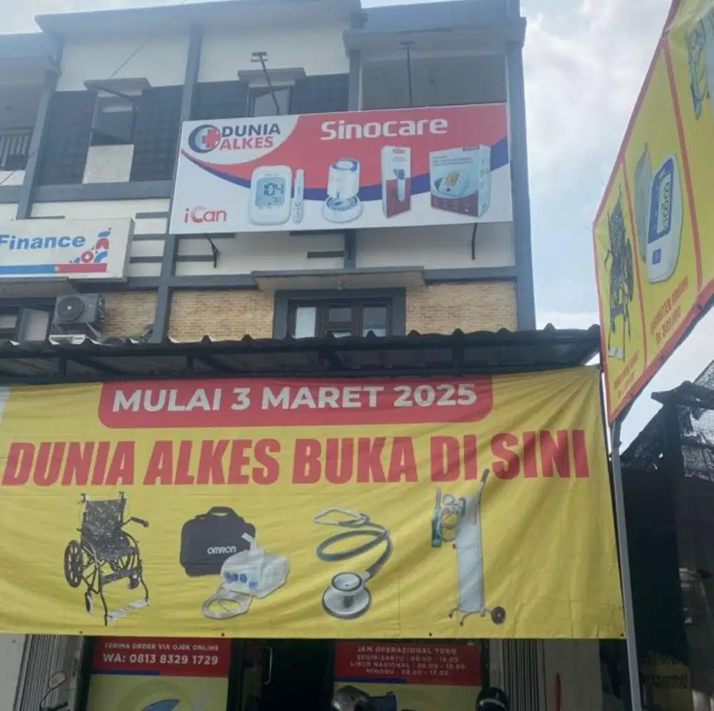 Karyawan toko dan kepala toko dunia alkes serang
