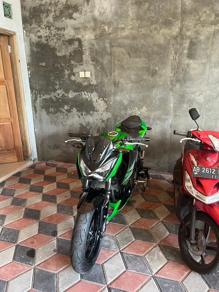Kawasaki Z800 berwarna hijau limau dan hitam