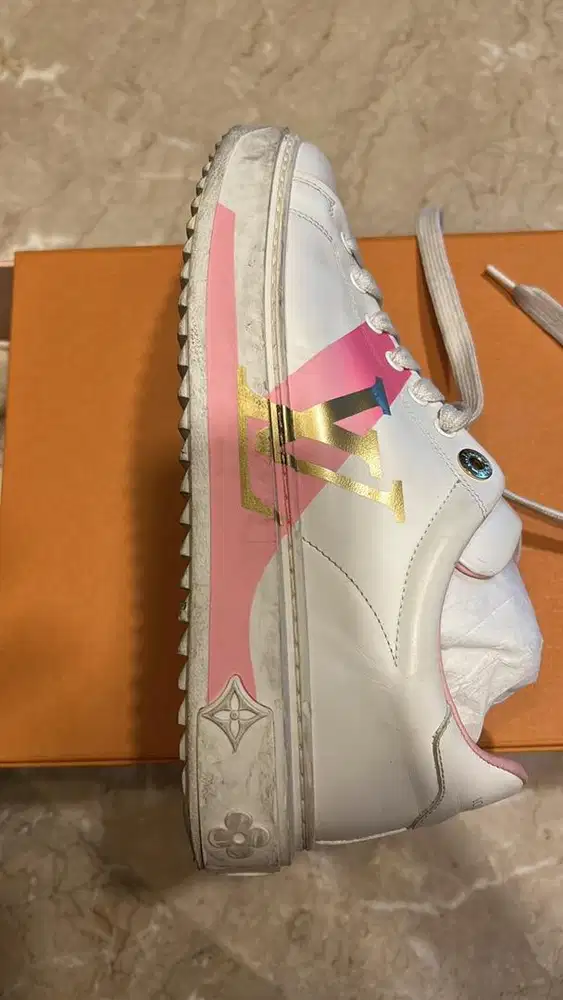 Sneaker LV ukuran 37 white