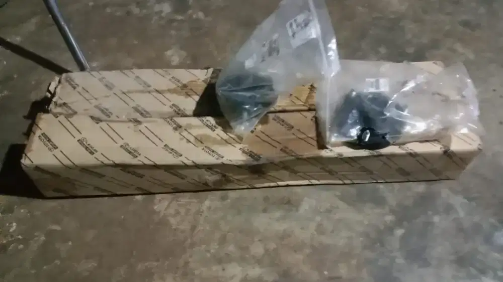 Shockbreaker kanan kiri asli toyota hilux-Fortuner