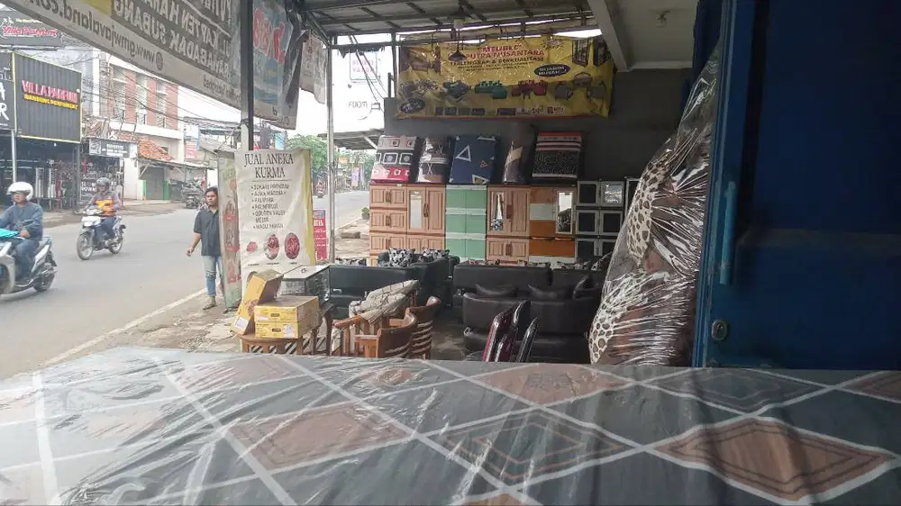 Karyawan di toko mebel