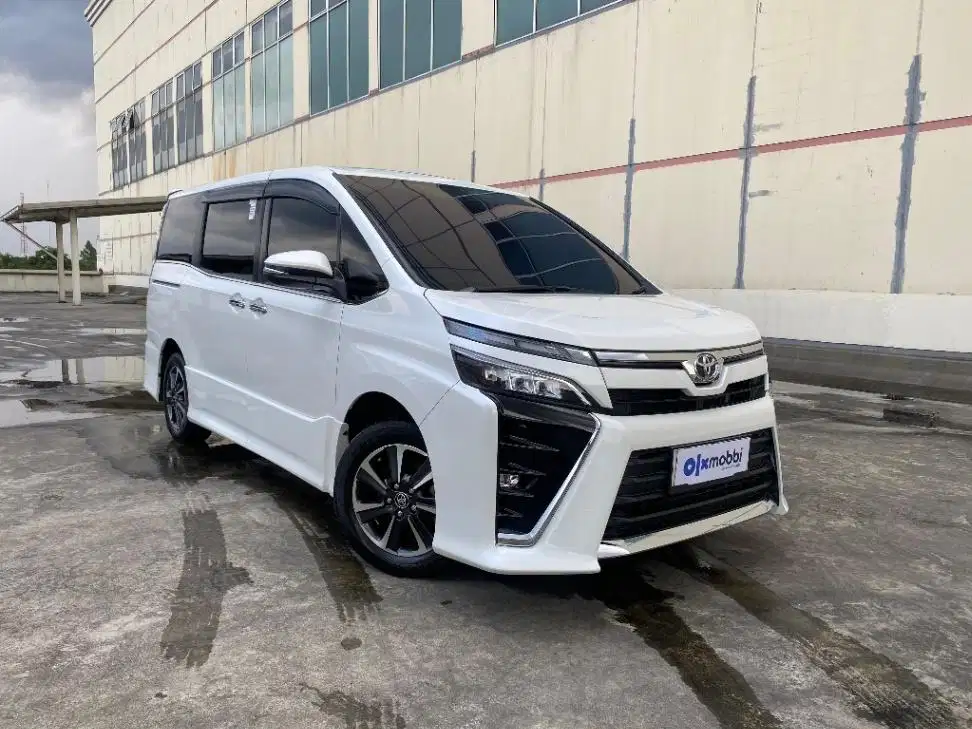 DP RENDAH Toyota Voxy 2.0 Bensin-AT 2017 SIIS