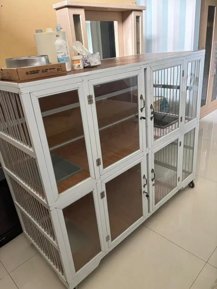 Kandang kucing besi ada roda 4 pintu
