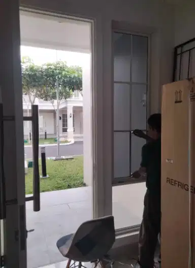 Jasa pasang kaca film Rayban oneway dan sticker kaca sunblasting buram