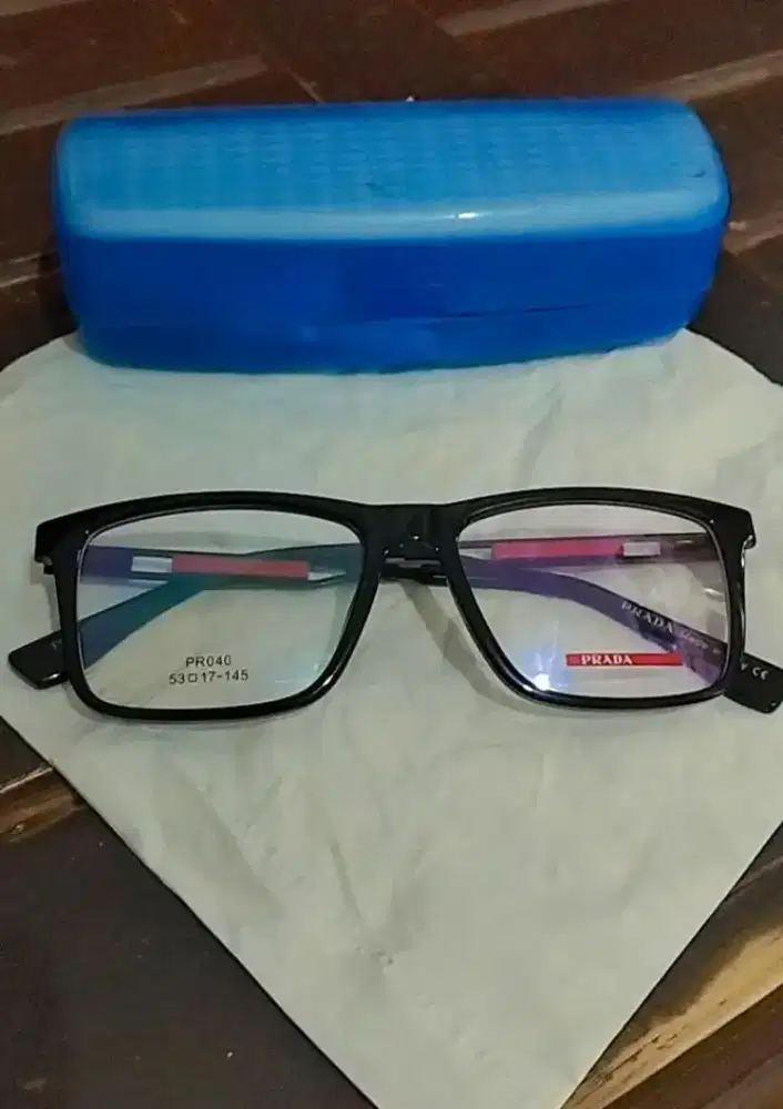 Kacamata baca prada