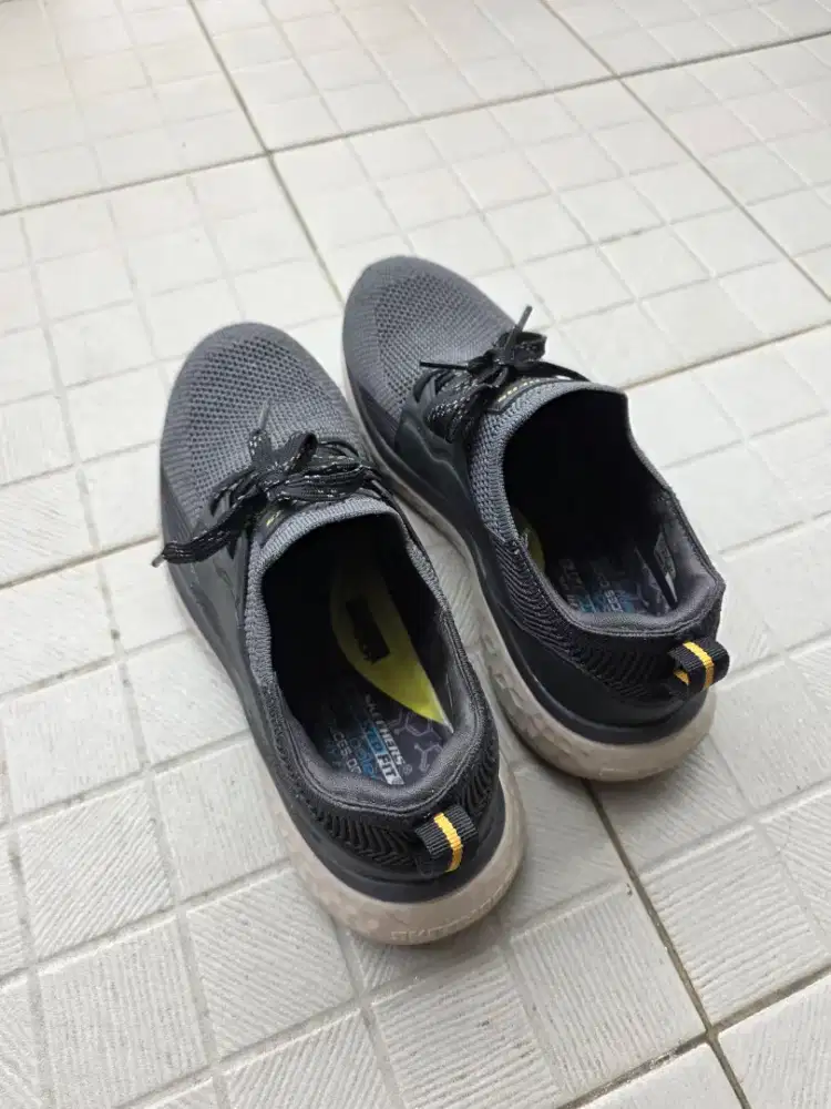 Sepatu skechers original slip on