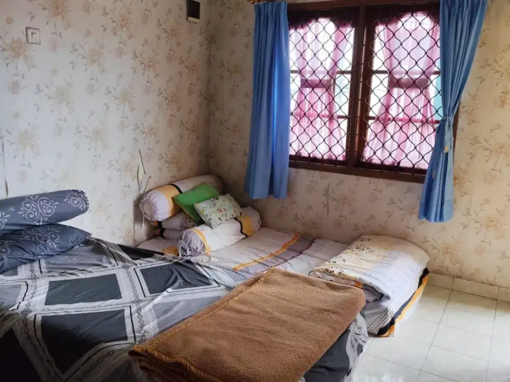 DIJUAL / DISEWAKAN RUMAH Kota Harapan Indah  Rumah 2 lantai, siap huni, cocok untuk tempat tinggal keluarga atau investasi.