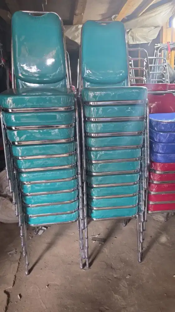 Menjual Kursi susun eks futura