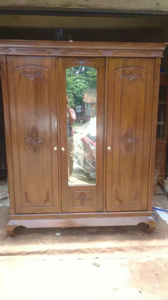 Lemari jati 3 pintu ada kaca. Bekas dah melamin seperti baru