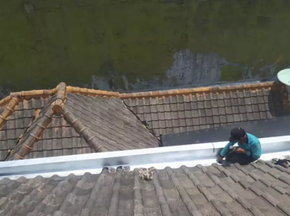 Tukang dan perbaikan atap bocor