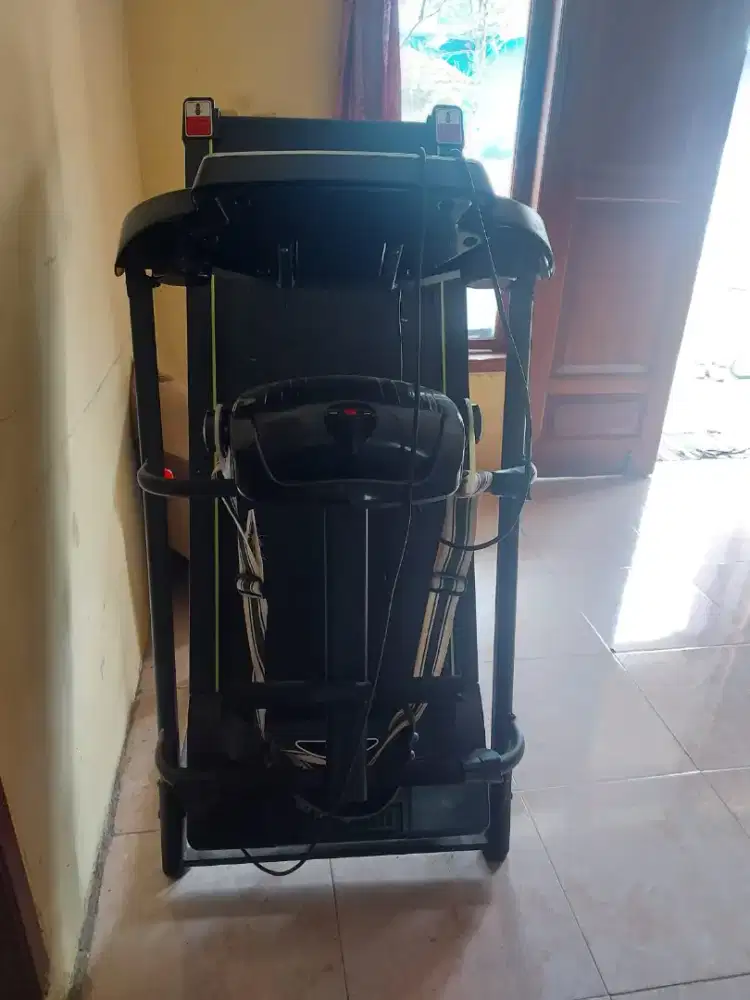 Treadmil lipat kondisi mulus lecet pemakaian