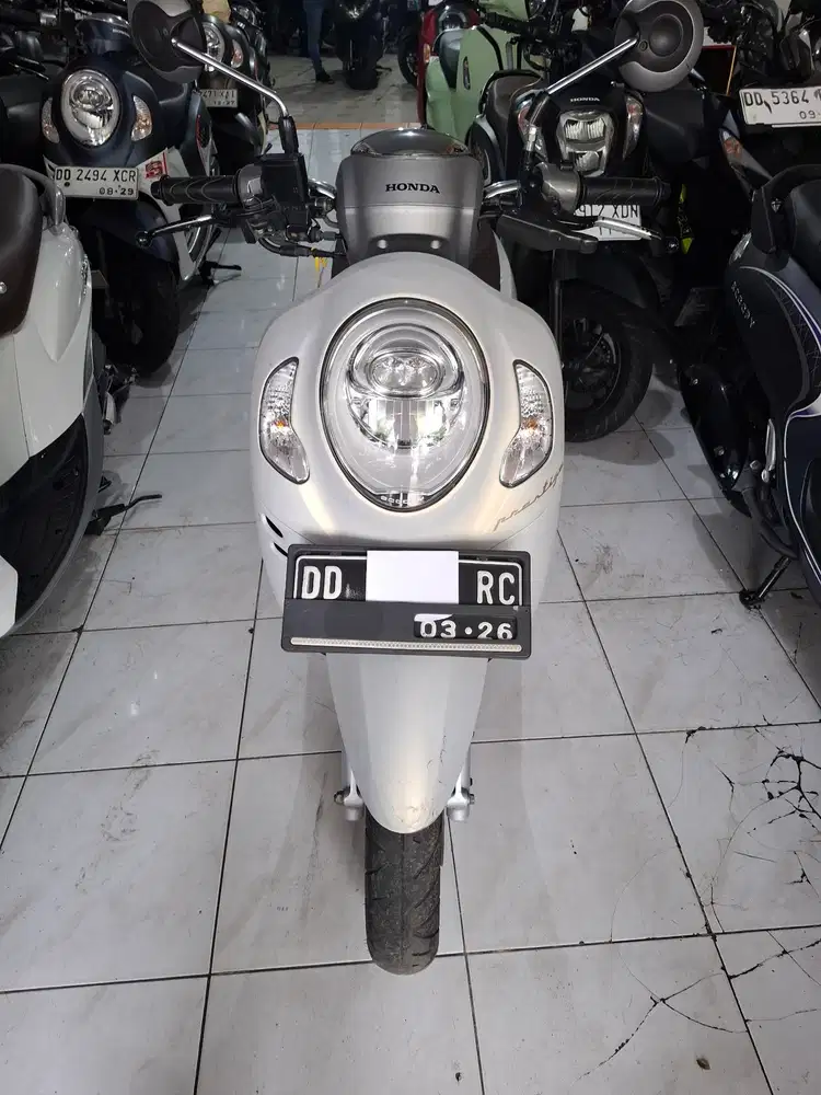 Honda scoopy keyless putih 2021
