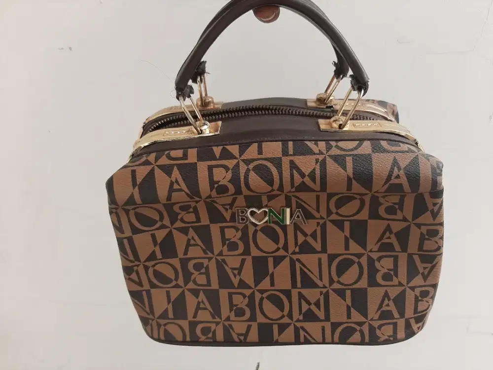 Tas Wanita Merk Bonia coklat belum pernah di pakai