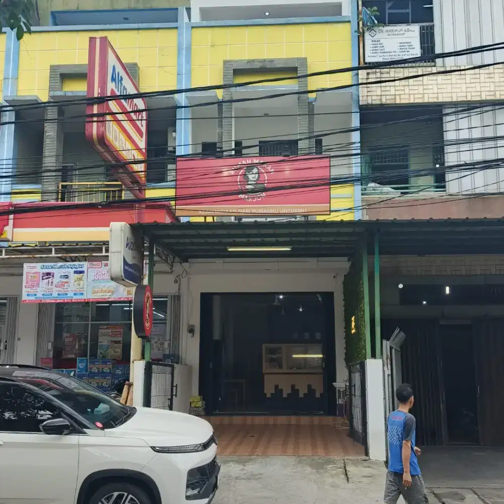 Disewakan Ruko 3 lantai baru renovasi lokasi strategis