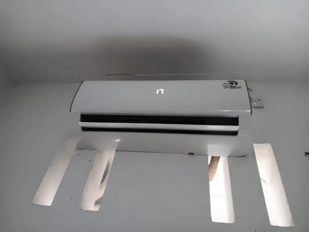 AC 1/2 PK Midea. Masih garansi