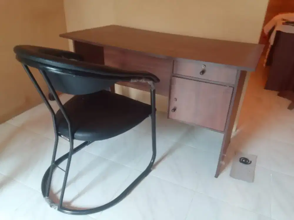 Di jual meja kantor + kursi bekas