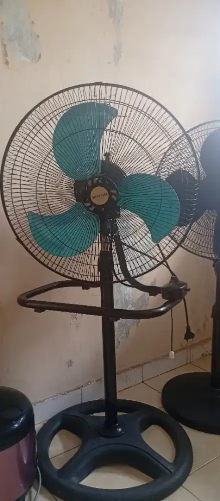 Kipas angin kokoh merk Okayama. Type yang berdiri