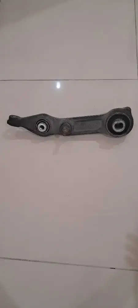 Lower Arm Besi Kanan Mercy W211