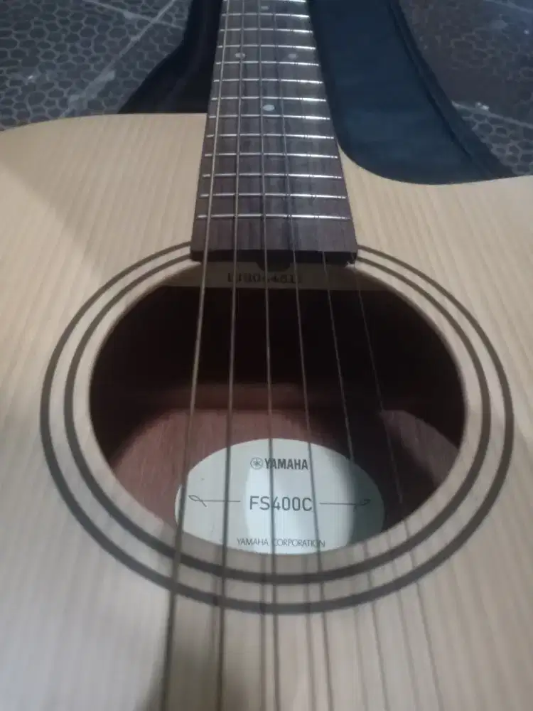 Gitar akustik Yamaha FS400C