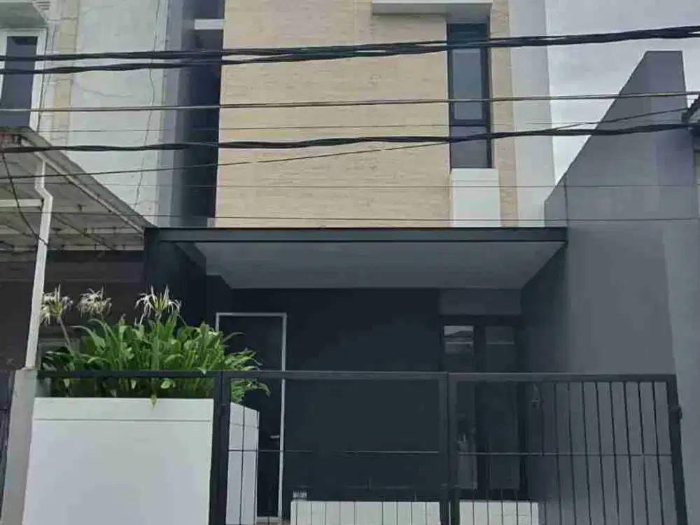 Rumah Siap Huni Rapi Terawat di Taman Ratu