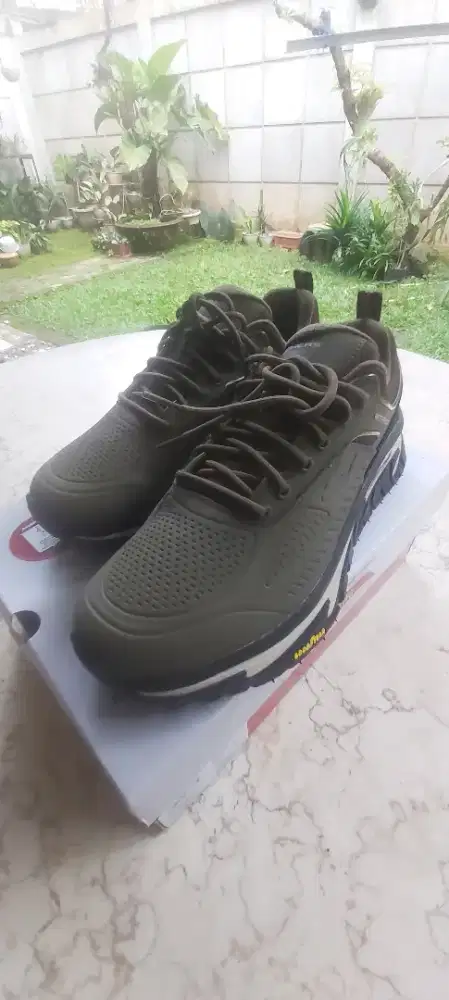 Sepatu Skechers Arc Fit Road Walker