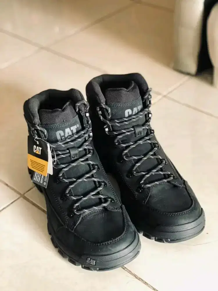 Caterpillar Threshold Hiker WP model P725957 dalam warna hitam