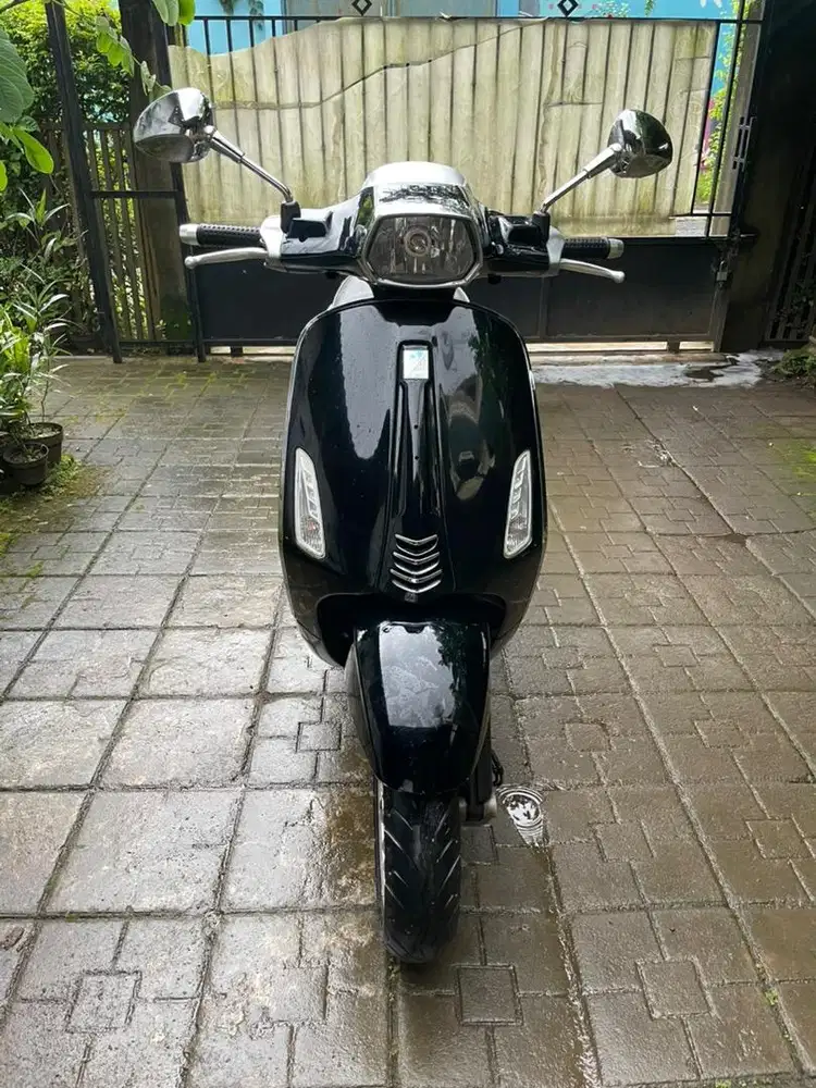 Vespa sprint 3v hitam