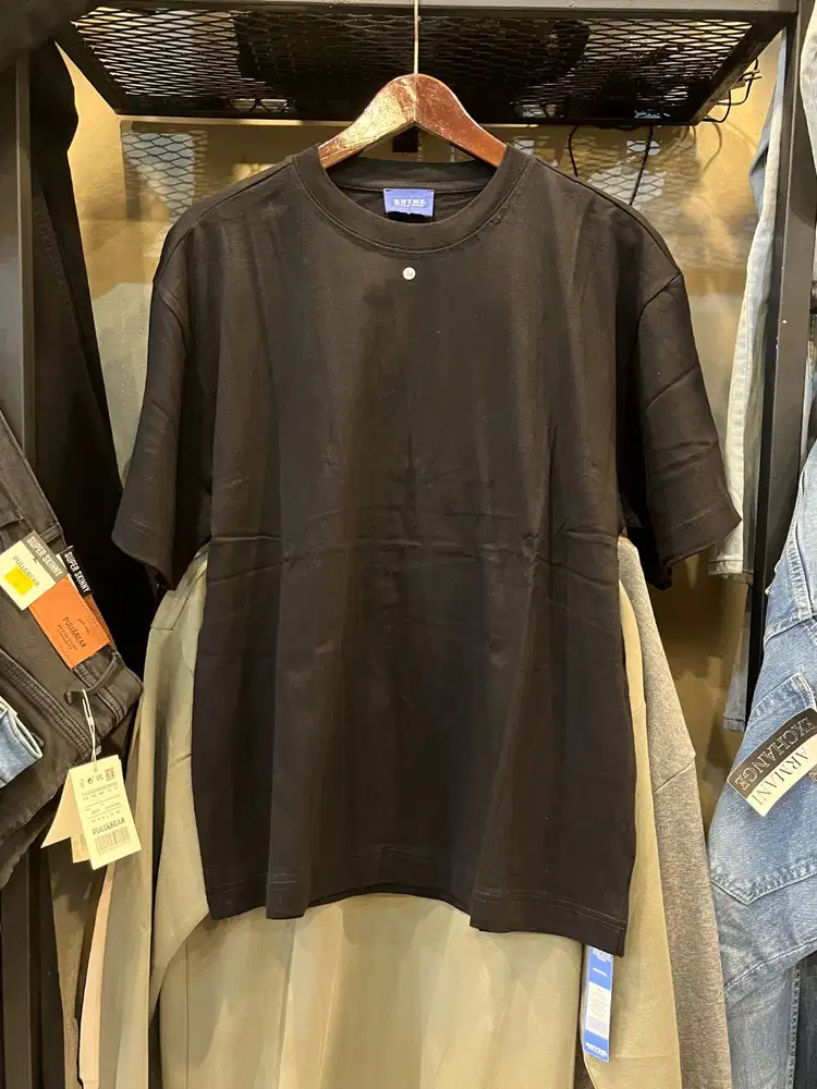 Karyawan toko pakaian laki laki