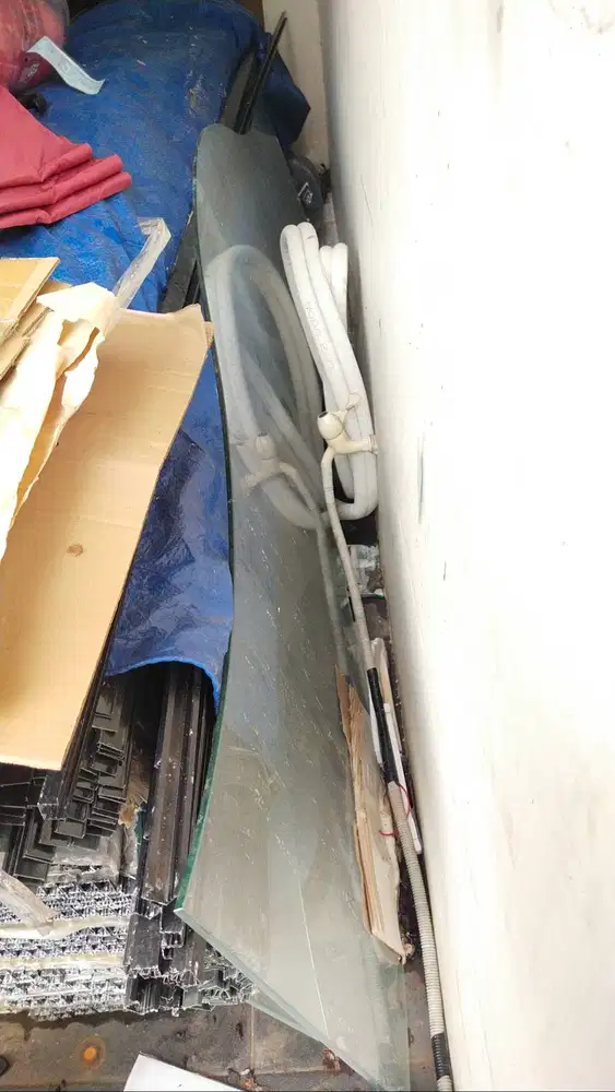SILAHKAN NEG 2keping kaca tebal -/+ 8mm bekas perabot P2mtran L60cm an