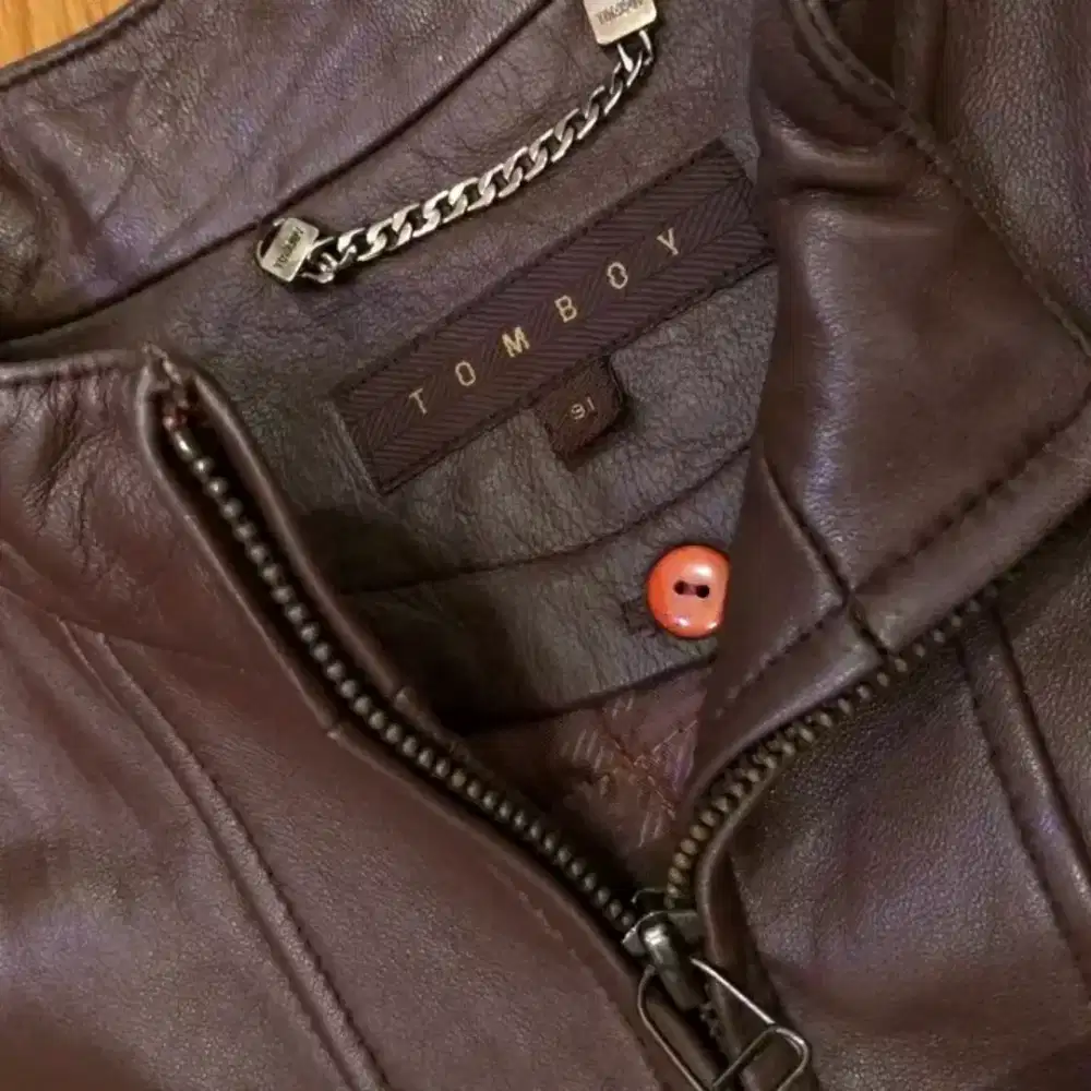 jaket kulit berwarna cokelat dengan merek TOMBOY 91