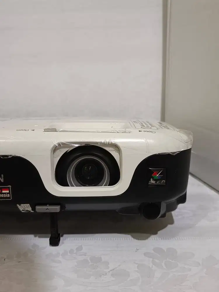 PROYEKTOR EPSON EB X100 2.600 LUMENS KONTRAS 3.000:1 FULLSET