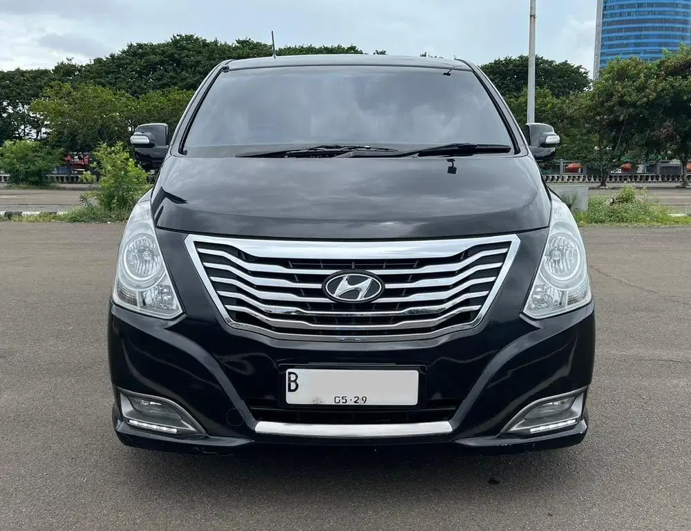 TERMURAH!! HYUNDAI H-1 ROYALE DIESEL AT HITAM 2015