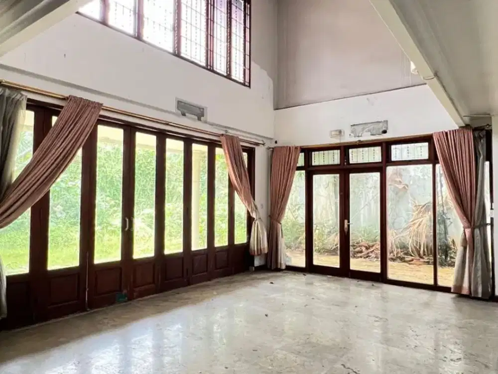 Rumah 2 Lantai Luas 855m2 SHM Strategis di Pondok Indah Jakarta Selatan