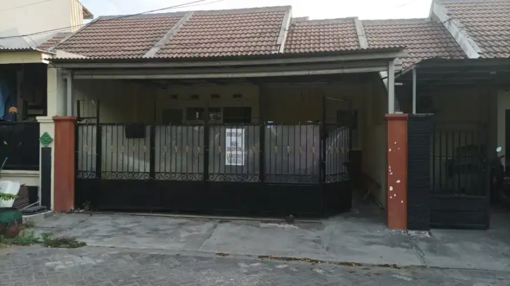 Dikontrakkan rumah 3 kamar strategis depan taman cocok untuk usaha