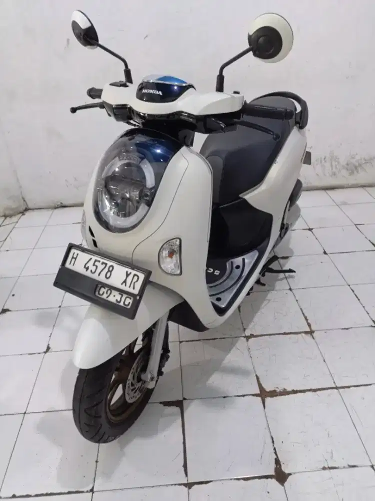 scoopy new putih 2025