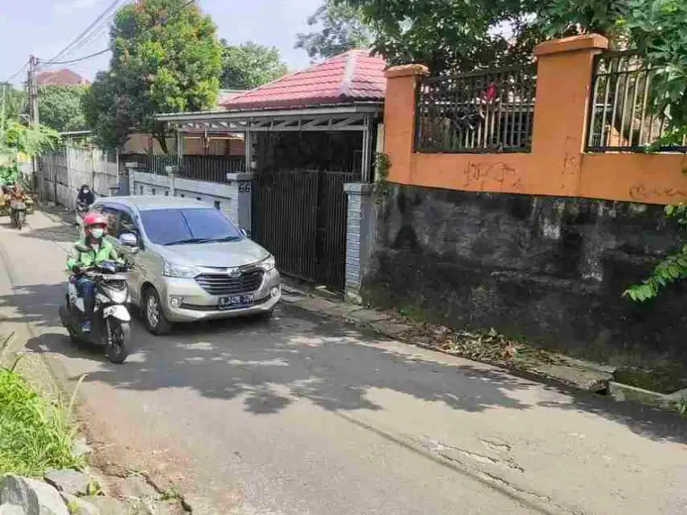 dijual Rumah nyaman dan strategis di pinggir jalan tanah baru Beji depok