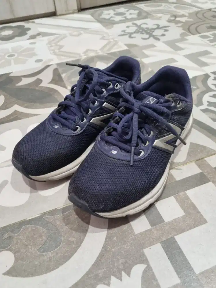 Sepatu running new balance 411 v2