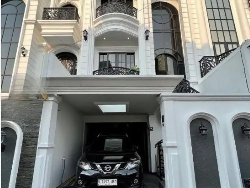 Rumah 3 Lantai Bergaya American Classic Full Furnished di Area Jagakarsa, Jakarta Selatan.
