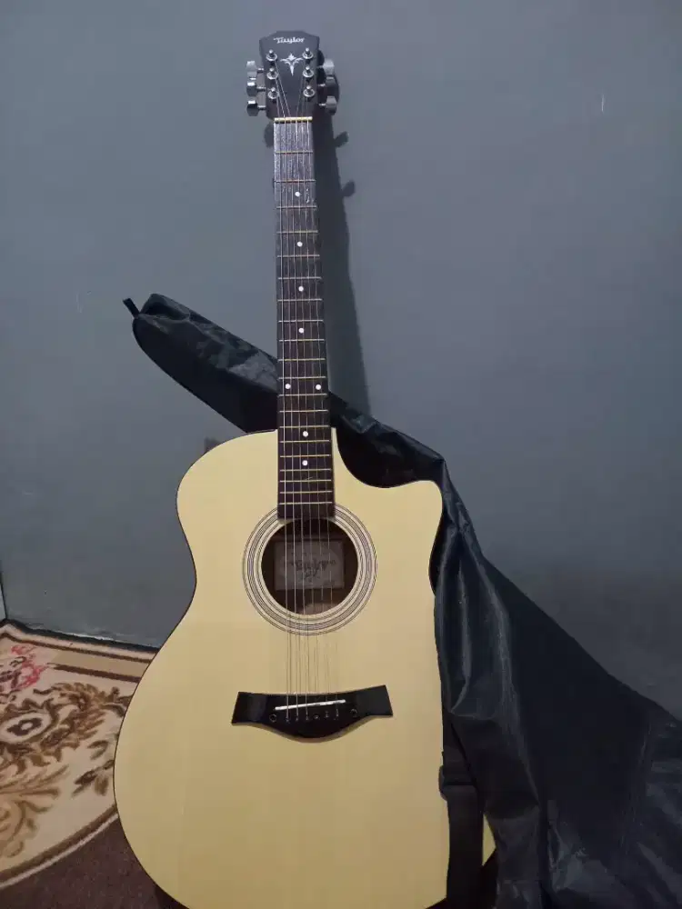 Gitar akustik Taylor
