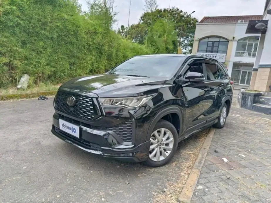 TOYOTA Kijang Innova 2.0 Zenix V HV CVT Modelista Hybrid AT 2023 HITAM