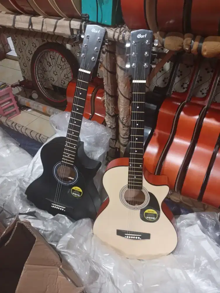 Gitar akustik temen besi aktif