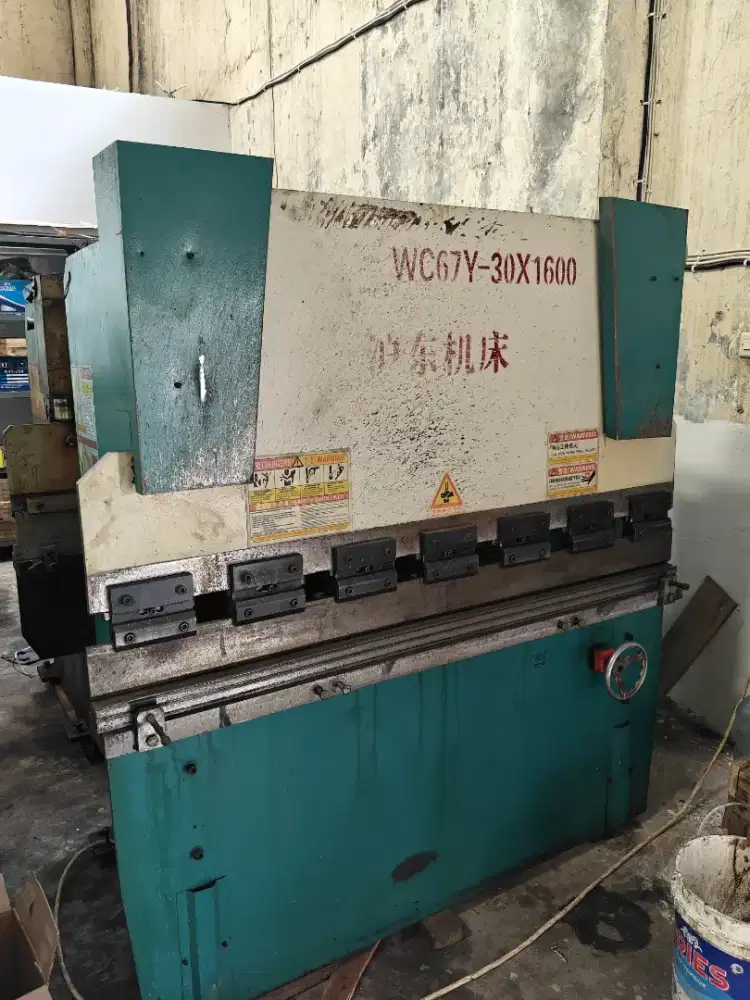 Mesin tekuk plat 30 ton x 1600