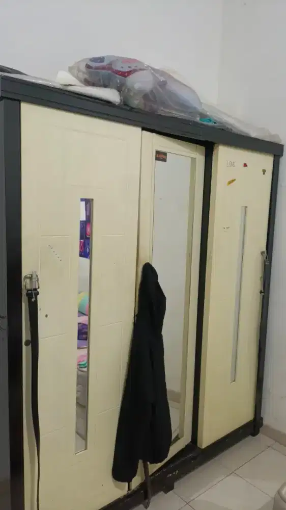 Lemari Triplek Bekas