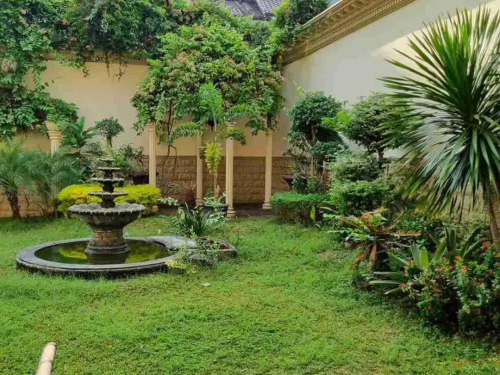 Rumah di Menteng area Taman Surapati jarang ada. 0155