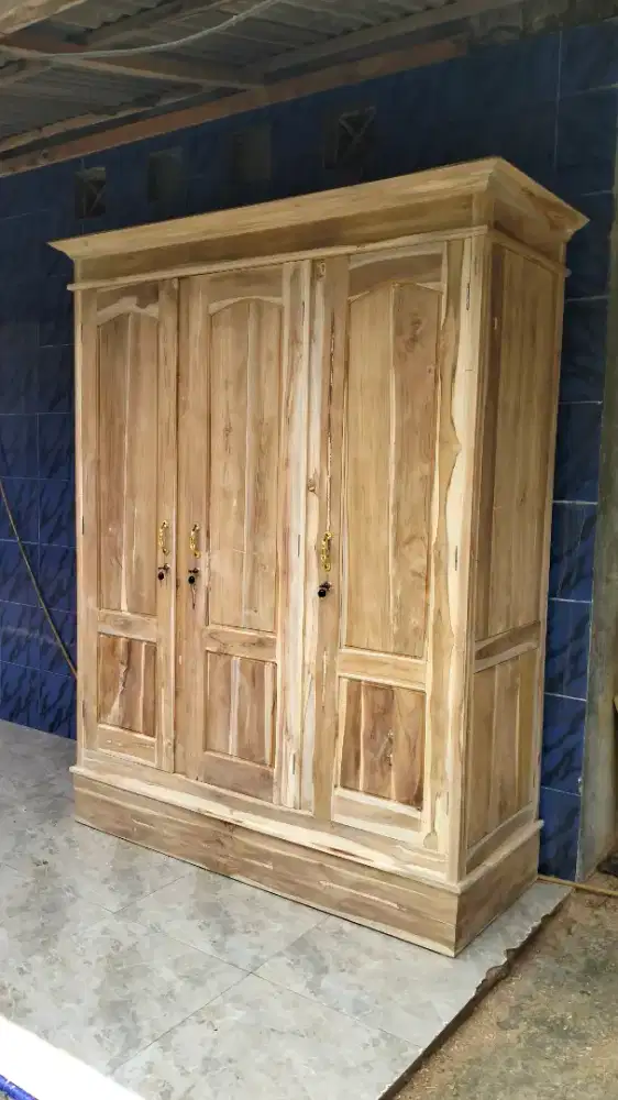 Lemari tiga pintu jati